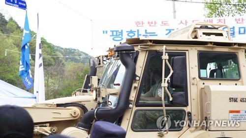 성주골프장 들어가는 미군 중장비