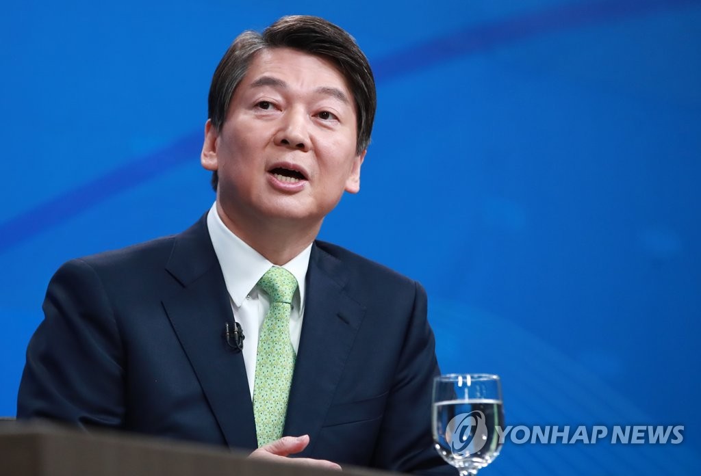 답변하는 안철수 후보