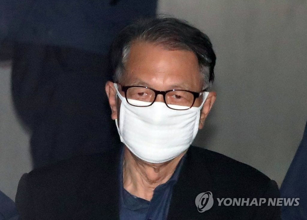 법정 향하는 김기춘
