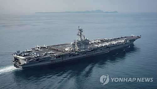 사진은 지난 15일 칼빈슨호가 인도네시아 수마트라와 자바 섬 사이의 순다해협을 지나고 있는 모습. lkm@yna.co.kr