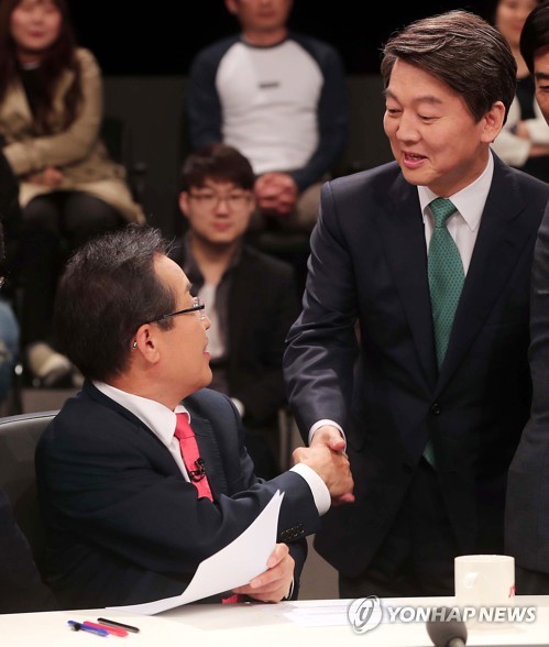 토론회 인사하는 홍준표 안철수