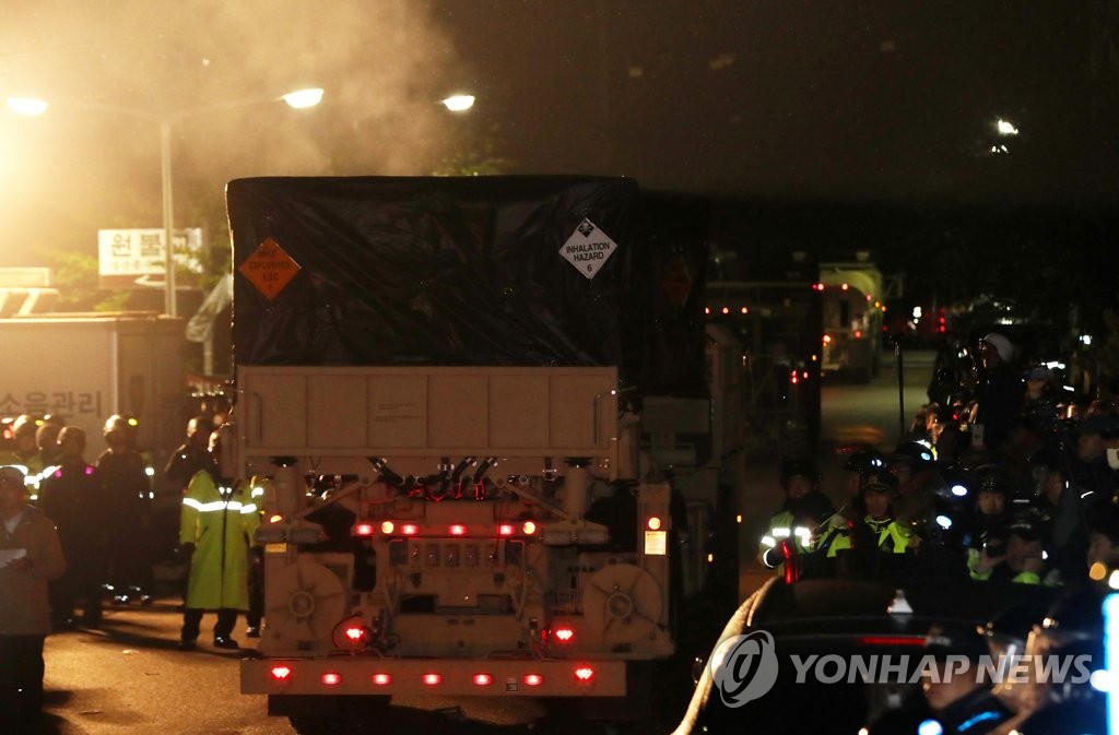성주골프장으로 들어가는 사드 장비
