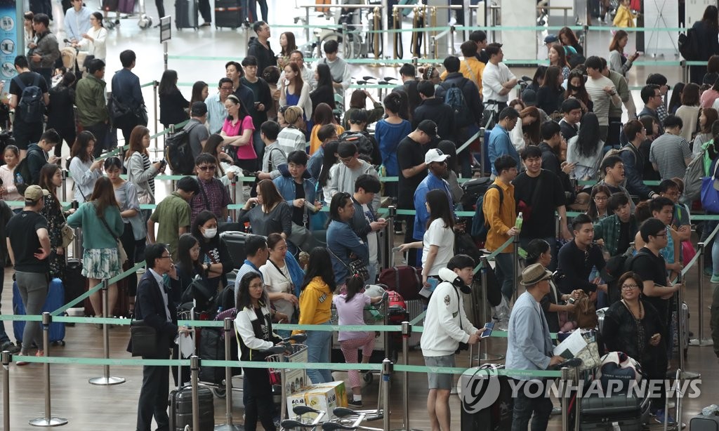 인천국제공항 이용객들이 출국 수속을 밟는 모습.[연합뉴스 자료사진]