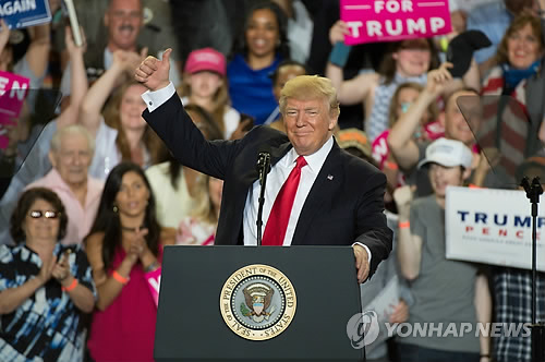 29일 취임 100일 기념 美펜실베이니아 집회장의 도널드 트럼프 대통령