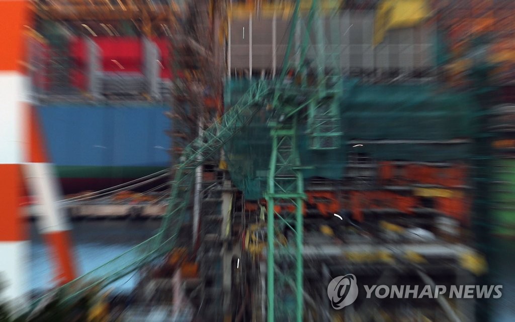 휘어진 타워 크레인