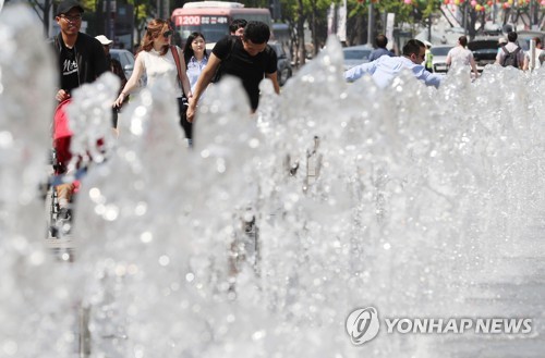 광화문 광장 분수대 앞을 오가는 시민들