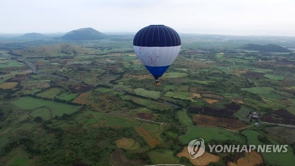 제주 상공 위에 떠오른 열기구
