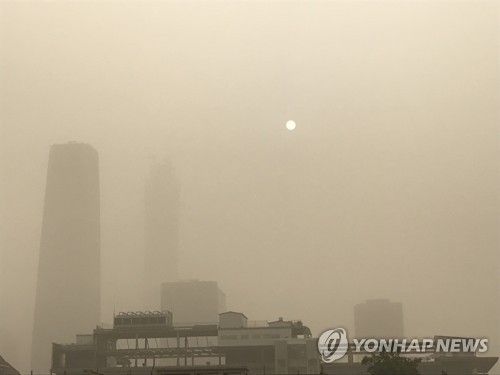 황사로 뿌연 베이징 시내