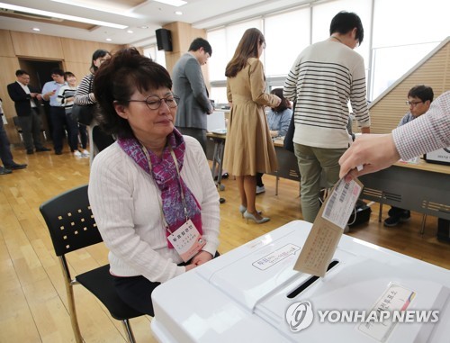 '사상 첫 대선 사전투표, 직장인으로 붐비는 투표소'