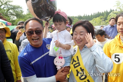 시민과 사진찍는 심상정 대선 후보