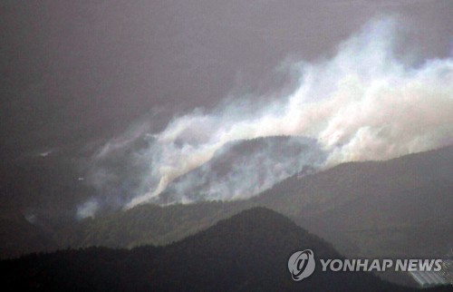 삼척에 산불, 3㏊ 피해…강풍 속 헬기 진화중