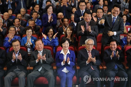 박수치는 민주당 지도부