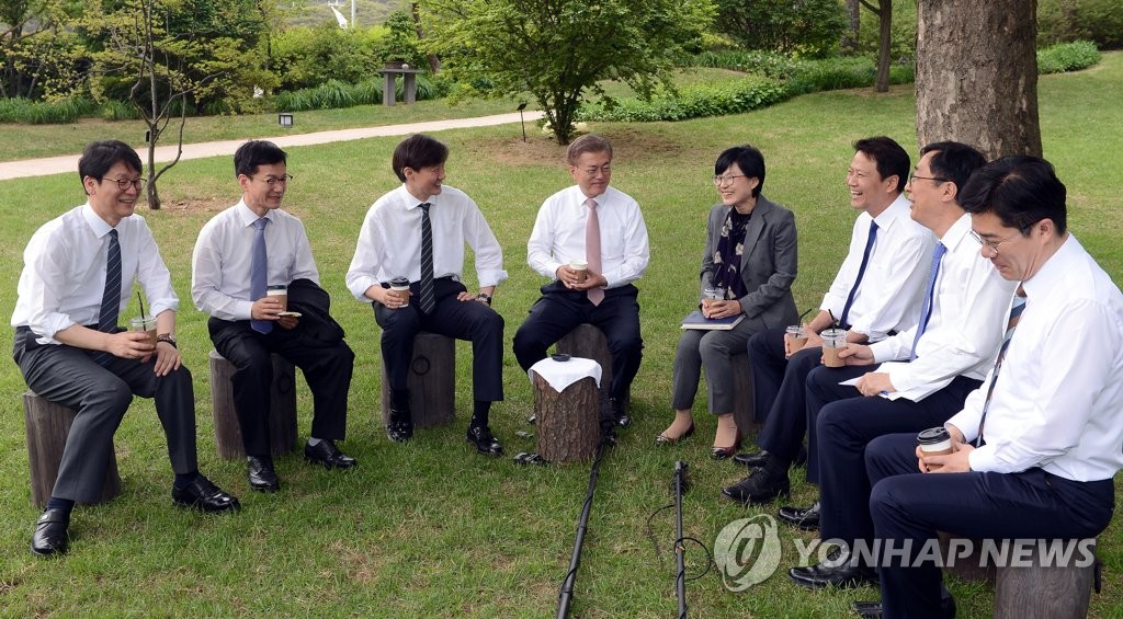 コーヒーを手に歓談する文在寅大統領（左から４人目）と首席秘書官ら＝１１日、ソウル（聯合ニュース）