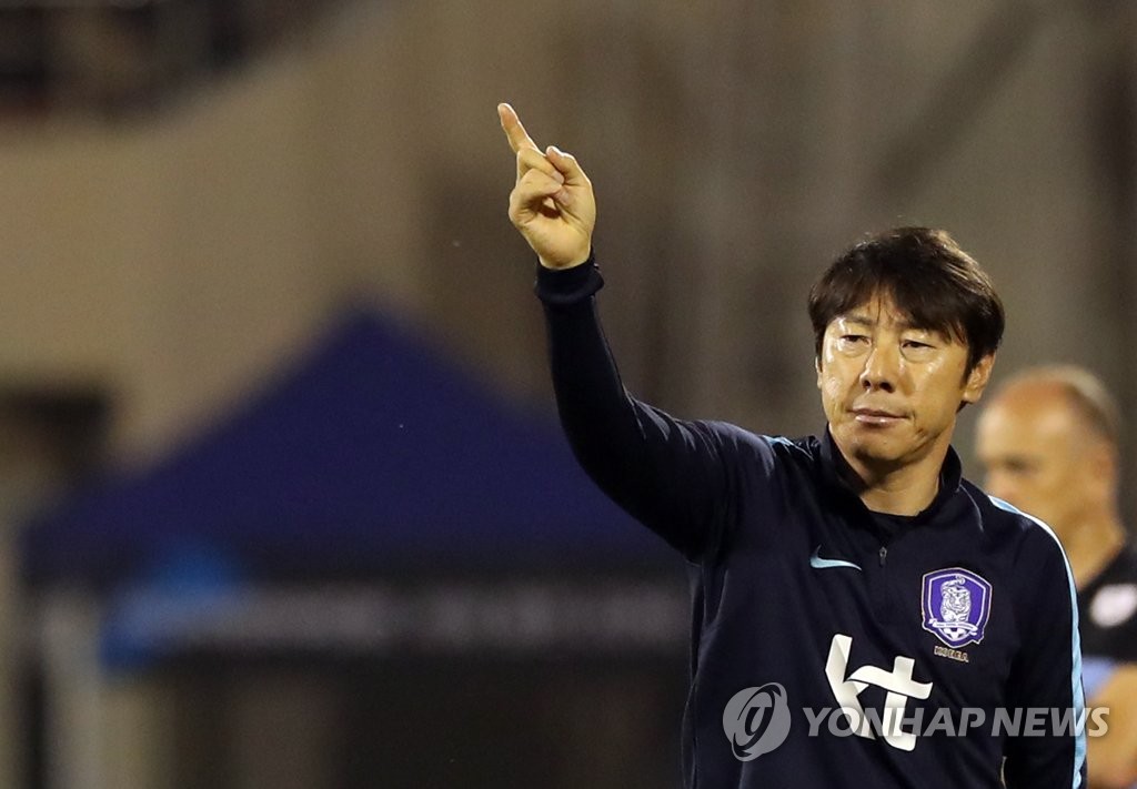 작전 지시하는 신태용 감독