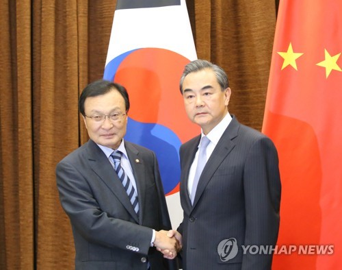 <자료 사진> 이해찬 특사와 왕이 외교부장