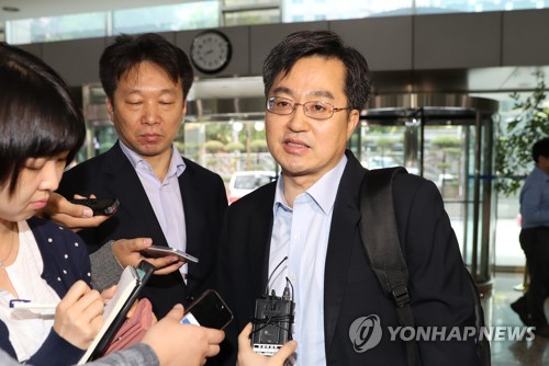 질문에 답하는 김동연 부총리 후보자
