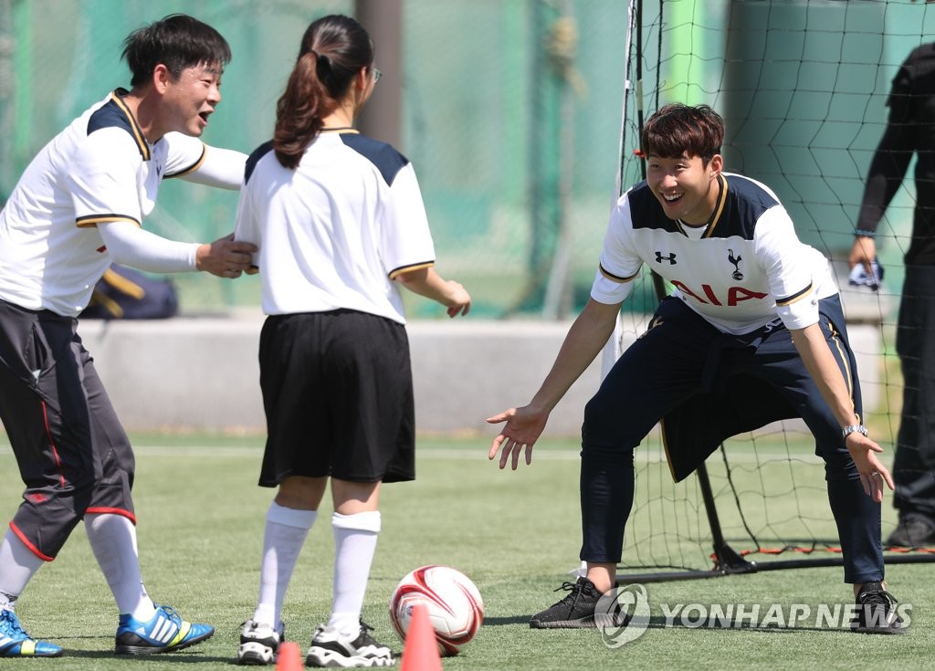 2017년 서울시립뇌성마비복지관 아동들과 축구 클리닉 진행한 손흥민