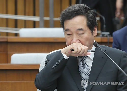 (서울=연합뉴스) 안정원 기자 = 이낙연 국무총리 후보자가 인사청문회 이틀째인 25일 오전 국회 청문회장에서 시작에 앞서 목을 가다듬고 있다. 2017.5.25
jeong@yna.co.kr