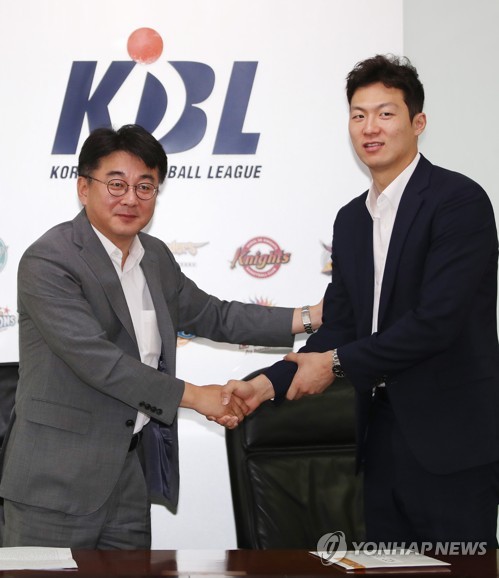 이정현(오른쪽)과 KCC 조진호 사무국장.