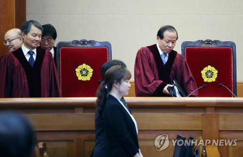 입장하는 재판관들