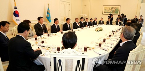 문 대통령, 현 국무위원과 오찬