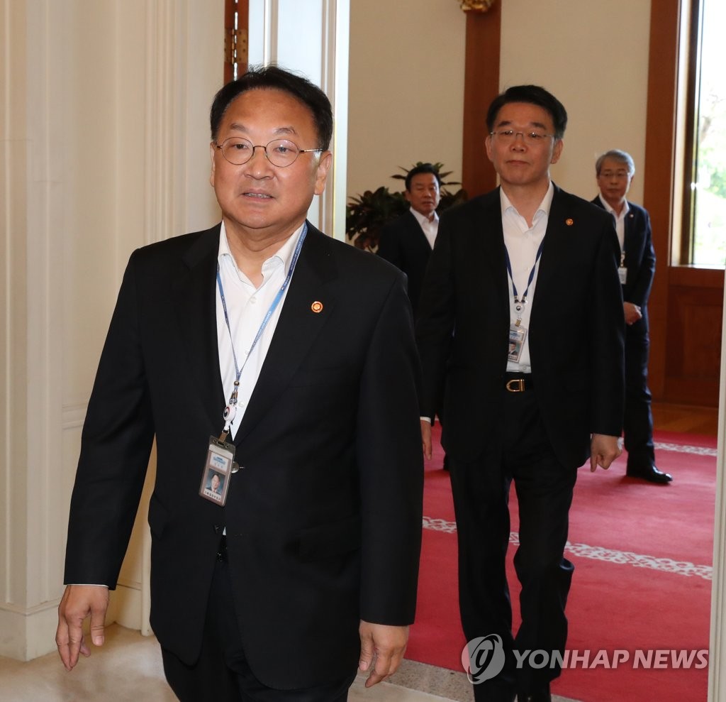 오찬에 참석하는 국무위원들