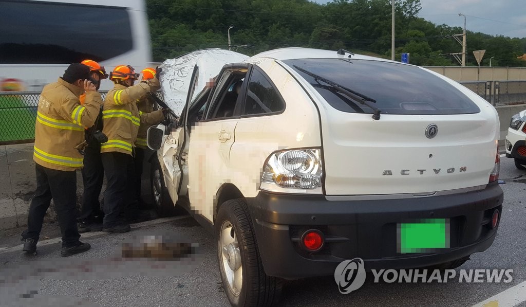영월서 중앙분리대 들이받은 승용차