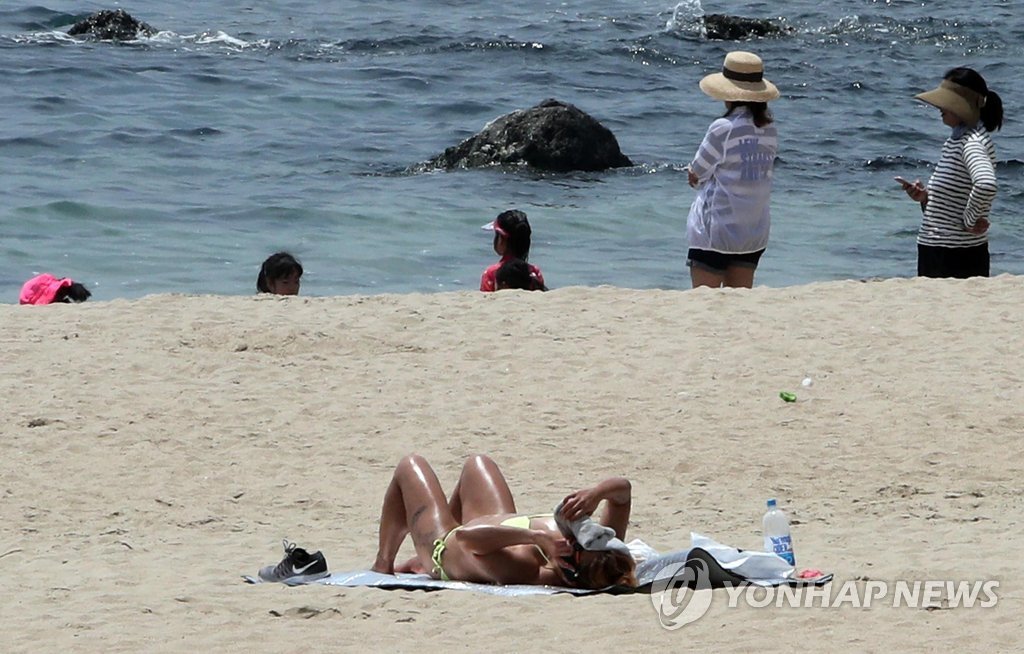 폭염주의보 '해운대 일광욕'