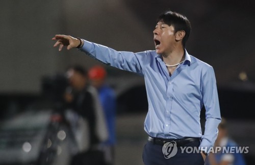 작전 지시하는 신태용 감독