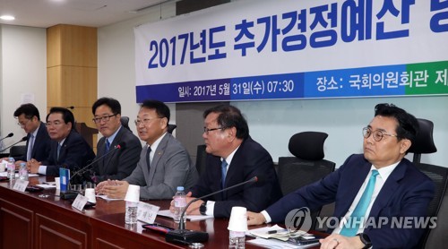 추경 당정, 인사말하는 유일호 부총리