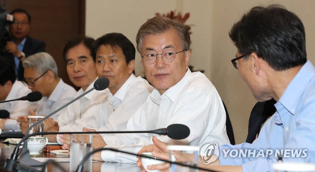 발언 경청하는 문 대통령