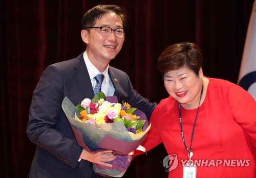 꽃다발 받는 천해성 통일부 차관