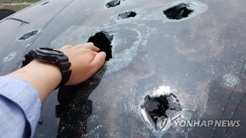 우박에 구멍난 자동차 유리