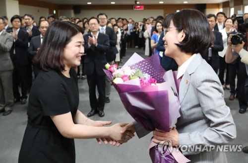 꽃다발 받는 박춘란 차관