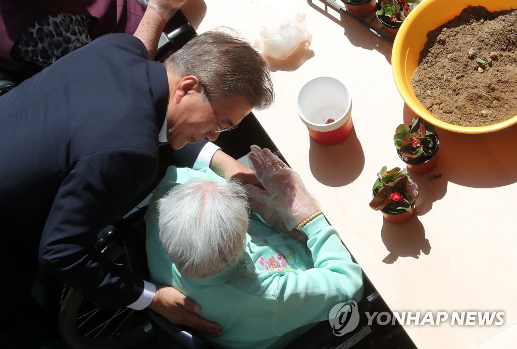어르신과 인사하는 문 대통령