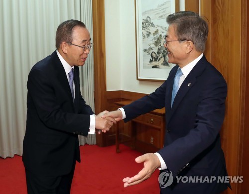반 총장 안내하는 문 대통령