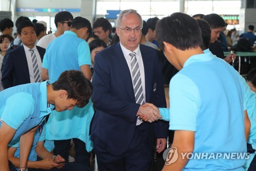 선수들과 악수하는 슈틸리케 감독