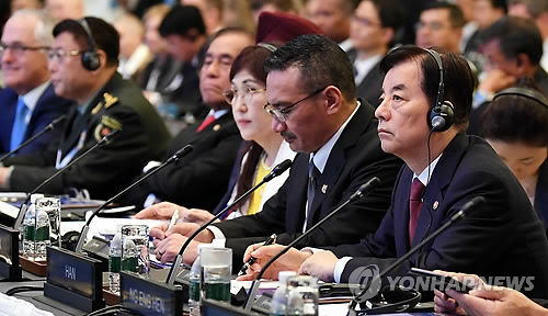 미 국방장관 연설 듣는 한민구 국방부 장관