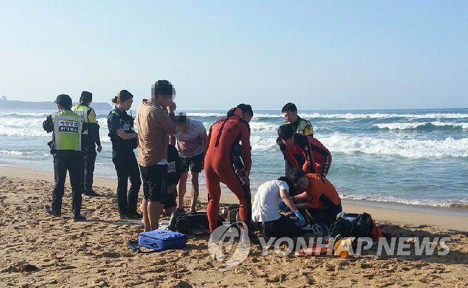 너울성 파도에 휩쓸린 피서객 응급처치