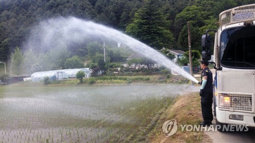 "경찰 살수차의 변신"…가뭄 급수 지원