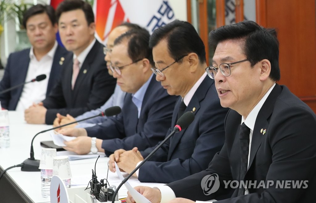 외교부 장관 후보자 언급하는 정우택