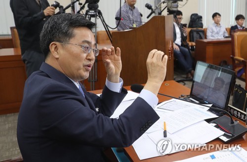 시력측정 방식 설명하는 김동연 후보자