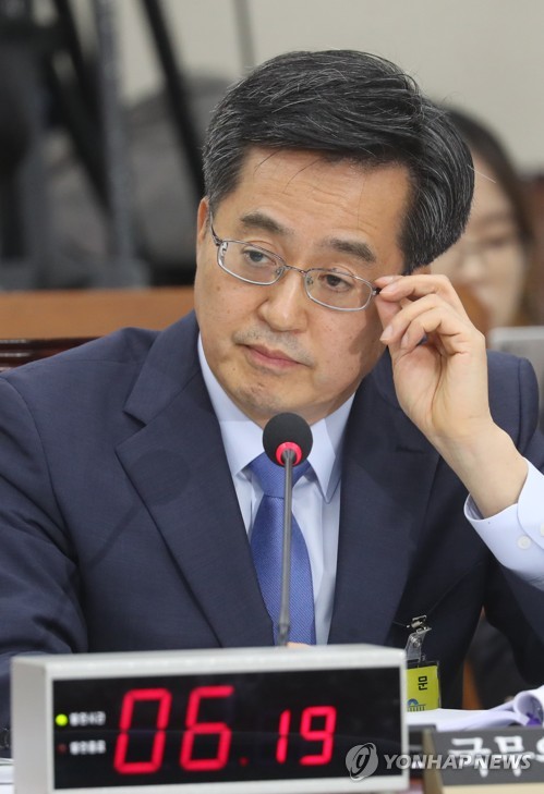 질문받는 김동연 후보자