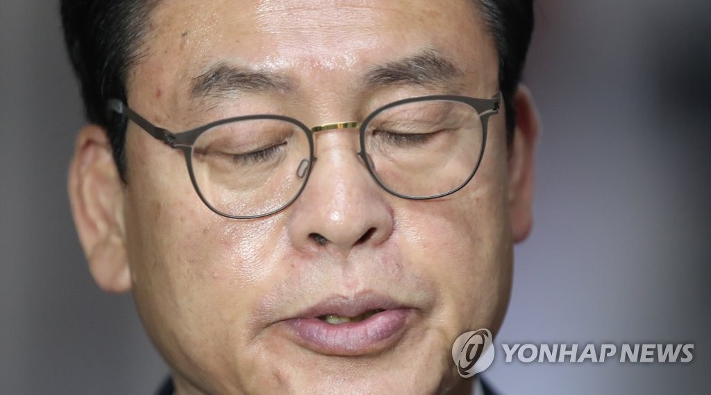 취재진 질문에 답하는 정우택 원내대표