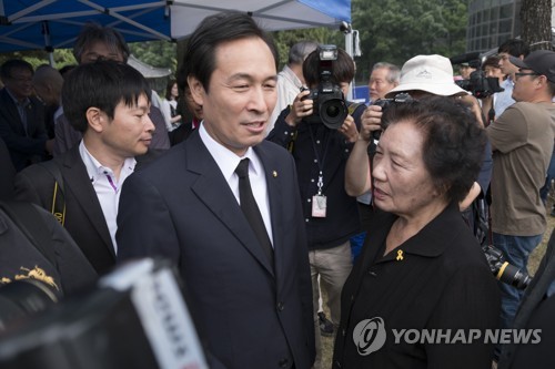 배은심 여사와 대화하는 우상호