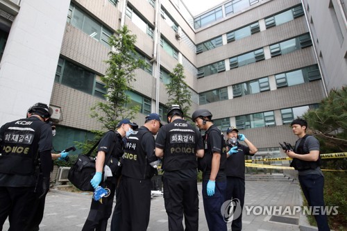 연대 공학관 앞 경찰관계자들