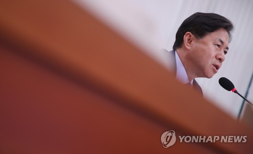 김영춘 후보자 '진중한 답변'