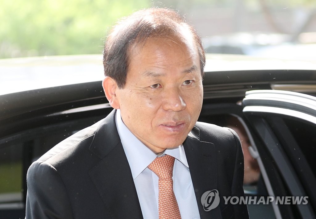 출근하는 김이수 헌재소장 후보자