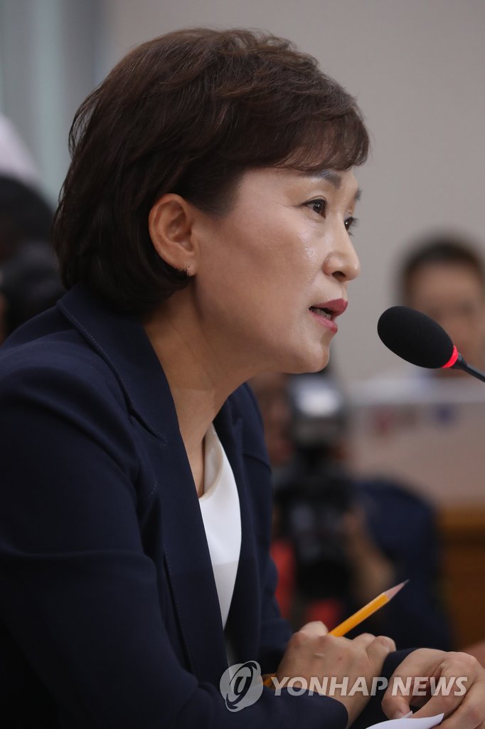 의원 질의에 답하는 김현미 후보자