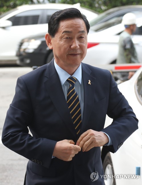 출근하는 김상곤 교육부 장관 후보자